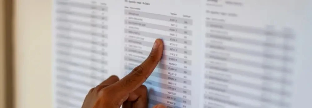 liste des associations france pointee par un doigt