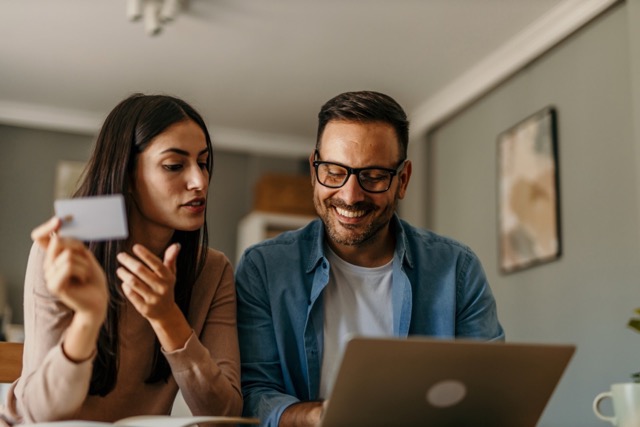 Couple se connectant à une plateforme de cagnotte en ligne