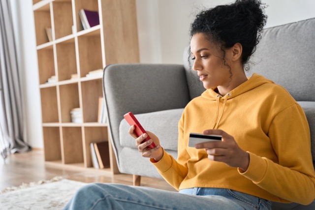 Jeune femme cherchant la meilleure cagnotte en ligne